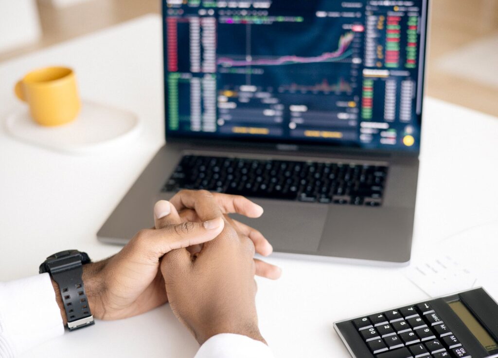 Mãos analisando gráficos financeiros e dados de crescimento empresarial